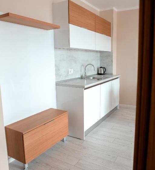 דירת חדר, St. Panteleimon Beach