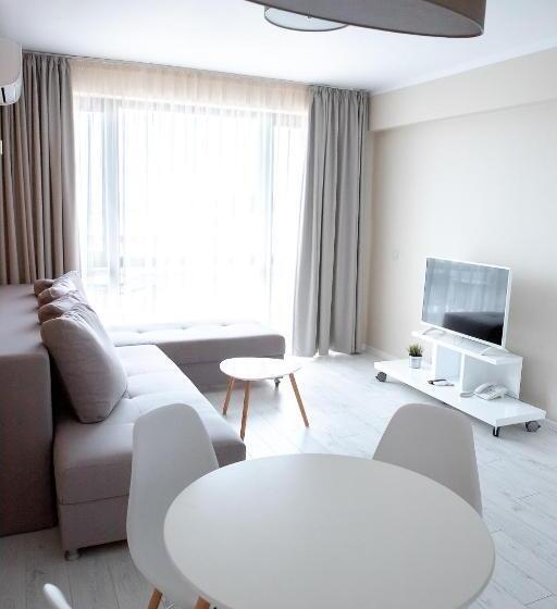 דירת חדר, St. Panteleimon Beach