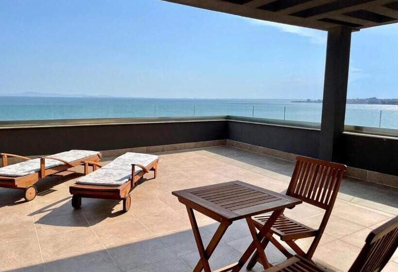 סטודיו דלוקס, St. Panteleimon Beach