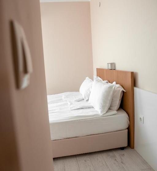 דירת נוחות 2 חדרים, St. Panteleimon Beach