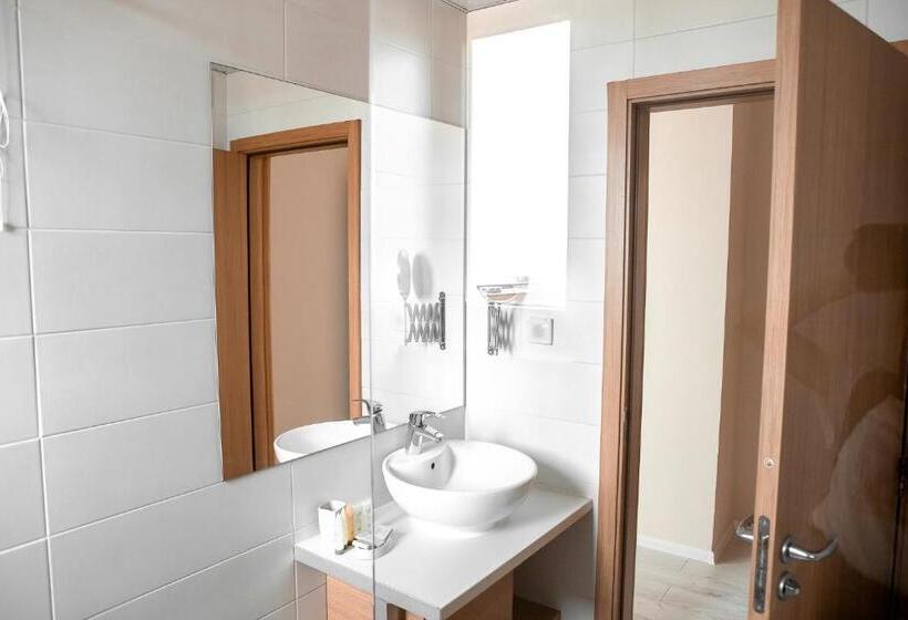 דירת נוחות 2 חדרים, St. Panteleimon Beach