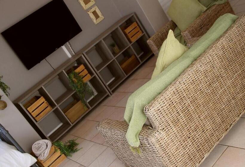 اتاق خانوادگی, Nine On Uys Street B & B