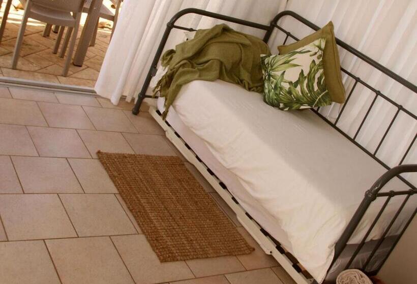 اتاق خانوادگی, Nine On Uys Street B & B