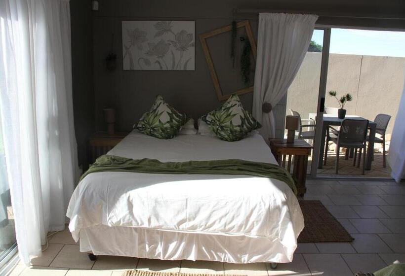 اتاق خانوادگی, Nine On Uys Street B & B