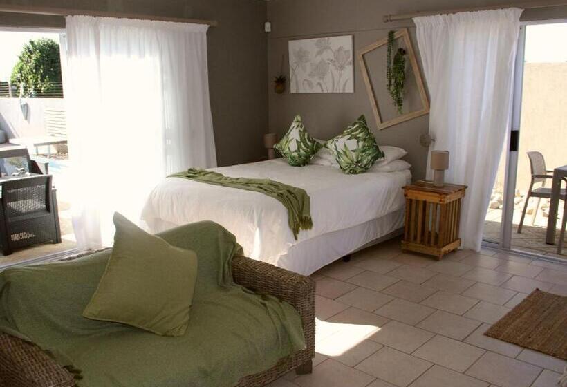 اتاق خانوادگی, Nine On Uys Street B & B