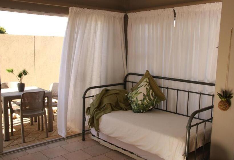 اتاق خانوادگی, Nine On Uys Street B & B