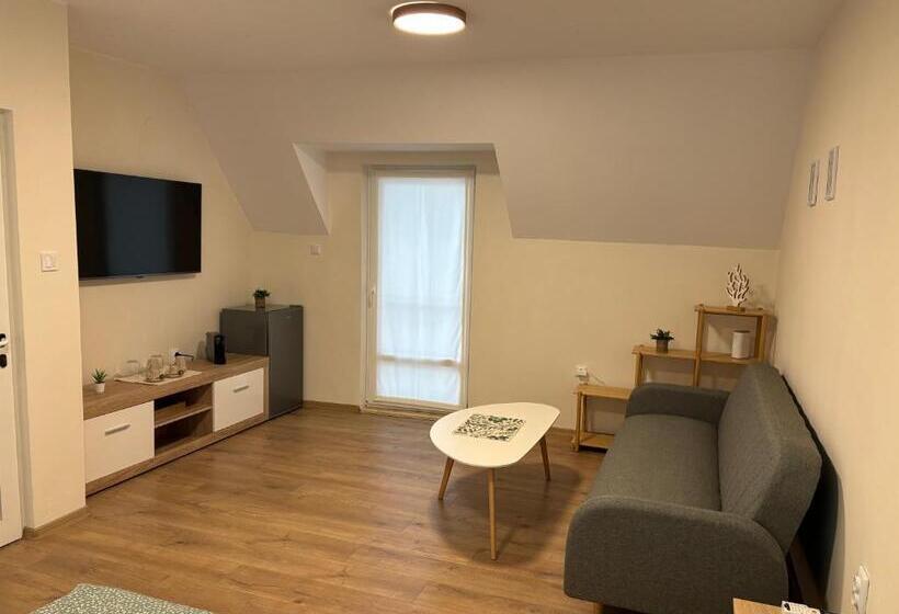 غرفة ديلوكس مزودة بشرفة, студио за гости при нана