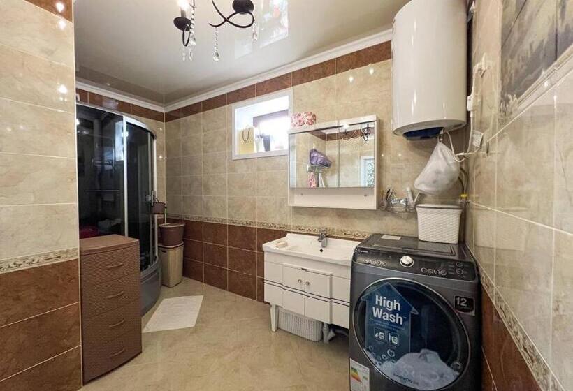 اتاق استاندارد سه نفره, Nur Guest House