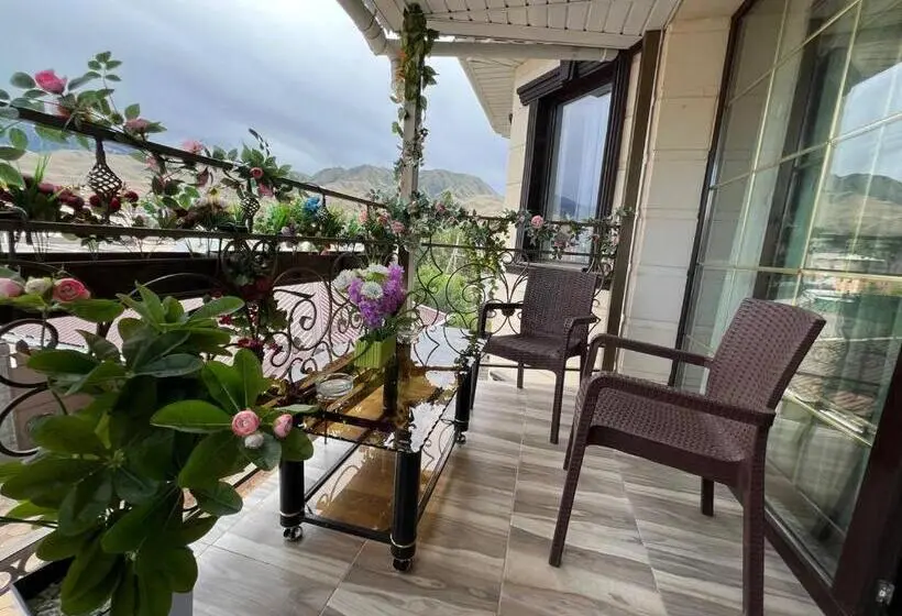 اتاق استاندارد چهار تخته, Nur Guest House