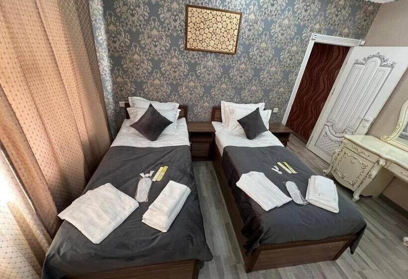اتاق استاندارد چهار تخته, Nur Guest House