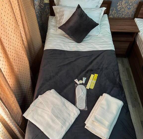 اتاق استاندارد چهار تخته, Nur Guest House