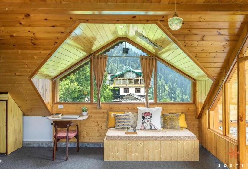 屋根裏部屋風スタンダードルーム, Zostel Shoja, Jibhi