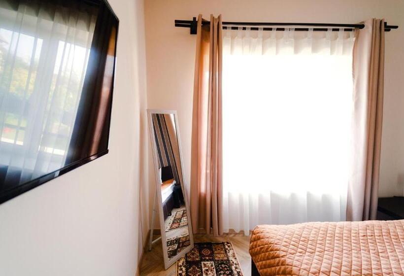 جناح مزود بتراس, Casa Pia