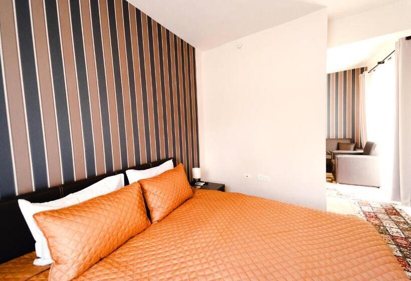 جناح مزود بتراس, Casa Pia