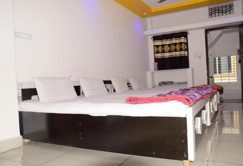 اتاق خانوادگی, Gurudham Guest House