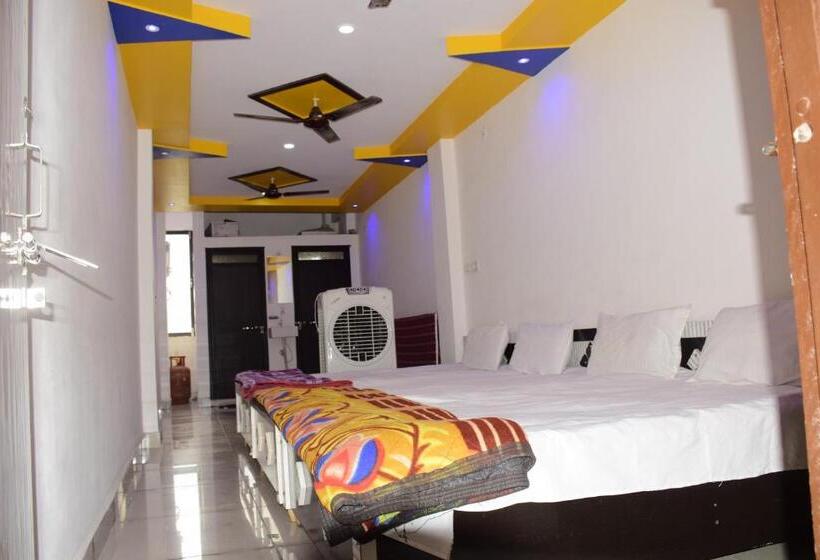 اتاق خانوادگی, Gurudham Guest House