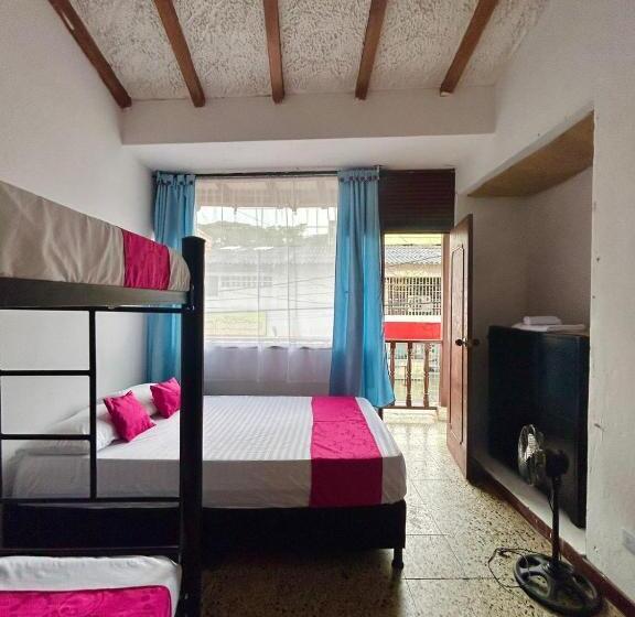 חדר לארבעה סטנדרטי עם מרפסת, Casa Hotelgitanos