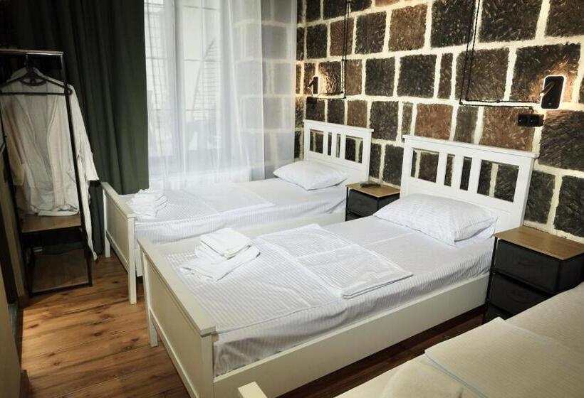 اتاق استاندارد سه نفره, Tiroents Boutique