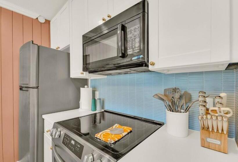 Havuz Manzaralı 1 Yatak Odalı Daire, Poolside Paradise