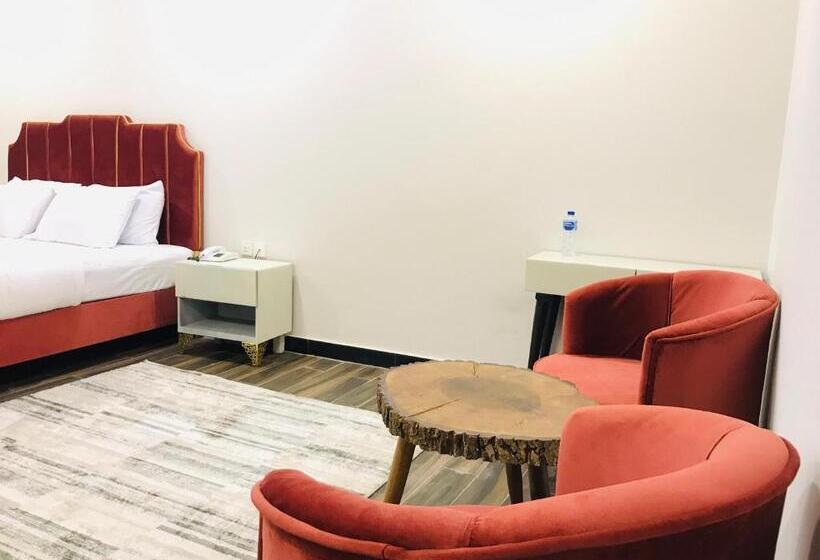 اتاق خانوادگی با چشمانداز کوه, Harriot Skardu