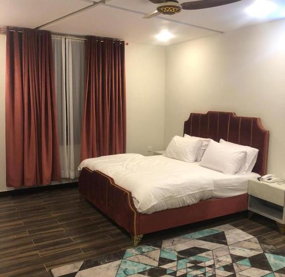 اتاق خانوادگی با چشمانداز کوه, Harriot Skardu