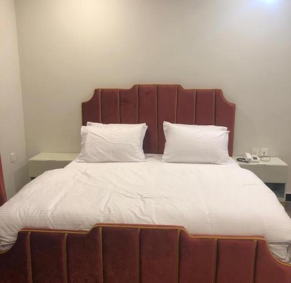 اتاق خانوادگی با چشمانداز کوه, Harriot Skardu