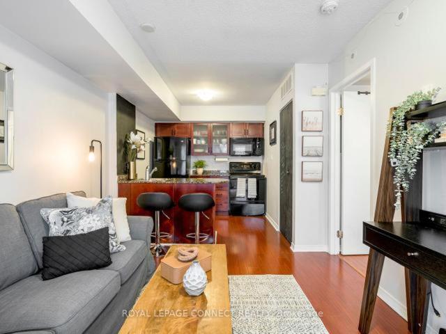 דירה בת חדר שינה 1 עם מרפסת, Liberty Village Townhouse
