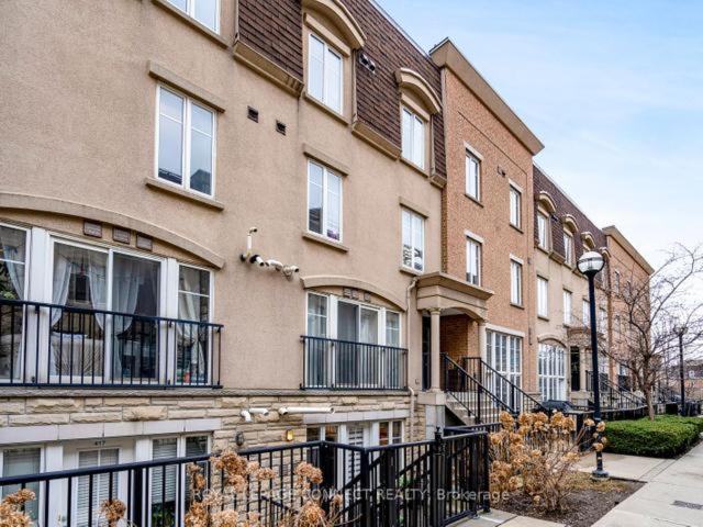 דירה בת חדר שינה 1 עם מרפסת, Liberty Village Townhouse