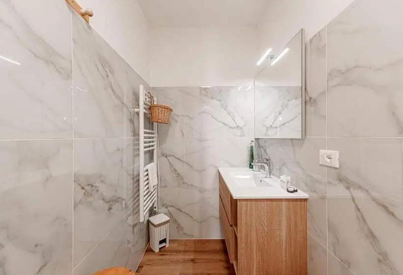 اتاق استاندارد با بالکن, Global Central Suites