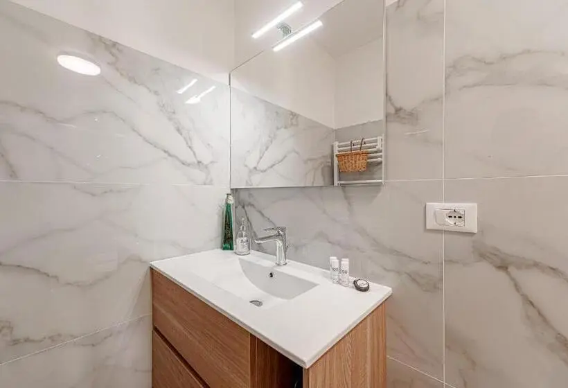 اتاق استاندارد با بالکن, Global Central Suites