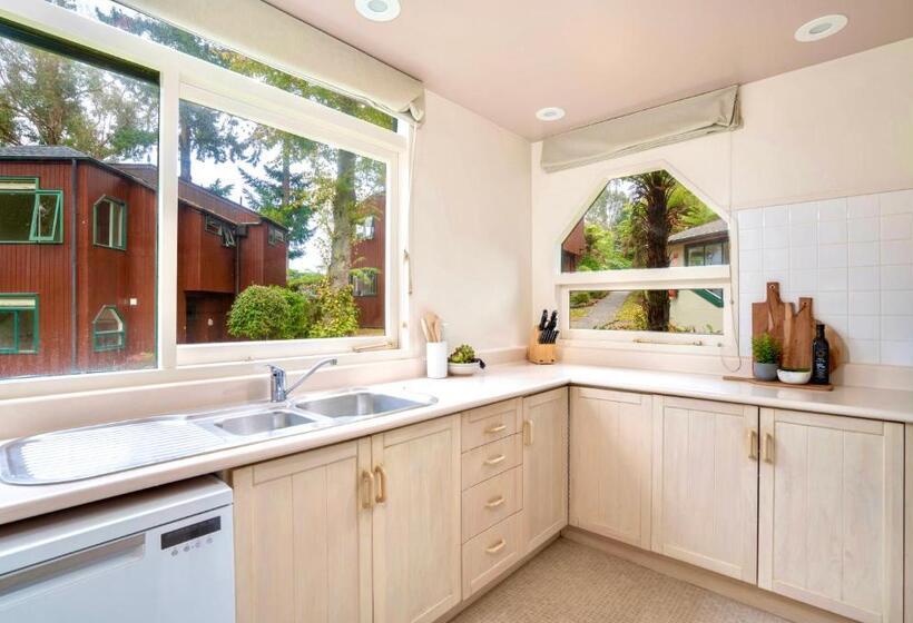 1 Bedroom Apartment Lake View, The Retreat