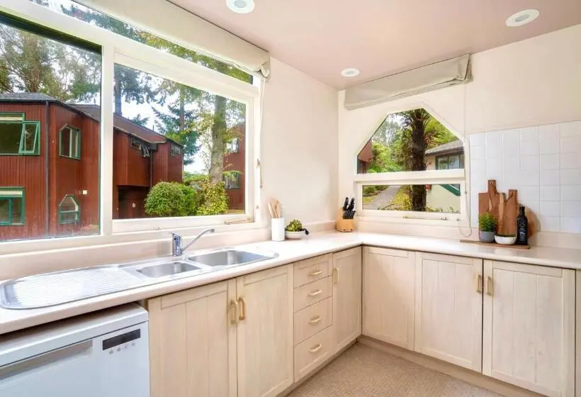 1 Bedroom Apartment Lake View, The Retreat