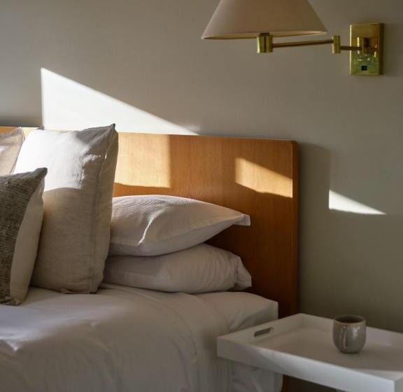 1 Bedroom Apartment Lake View, The Retreat