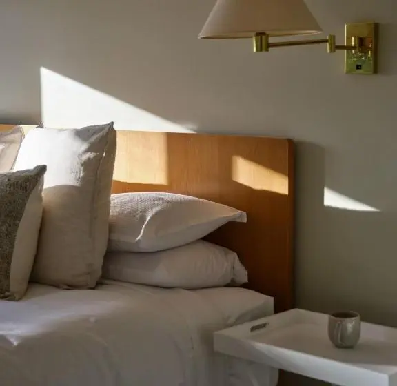 1 Bedroom Apartment Lake View, The Retreat