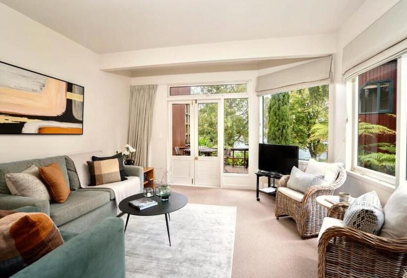 1 Bedroom Apartment Lake View, The Retreat