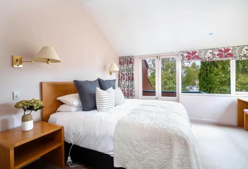 1 Bedroom Apartment Lake View, The Retreat