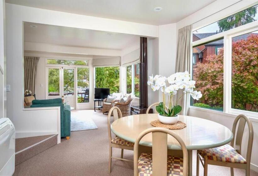1 Bedroom Apartment Lake View, The Retreat