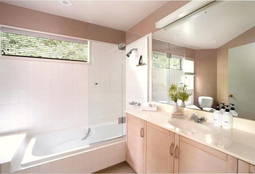 1 Bedroom Apartment Lake View, The Retreat