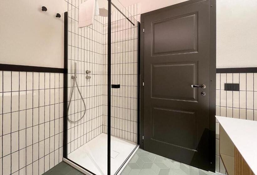 Studio Deluxe, Canalchiaro 13