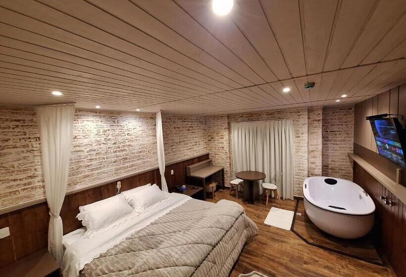 デラックスルーム, Cantos E Contos Boutique