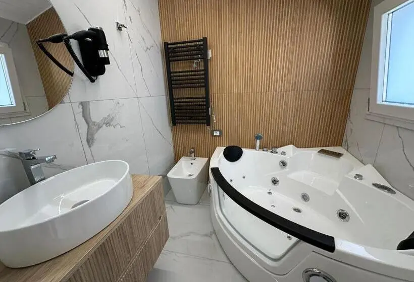 اتاق استاندارد با وان آب گرم, Sea Garden City
