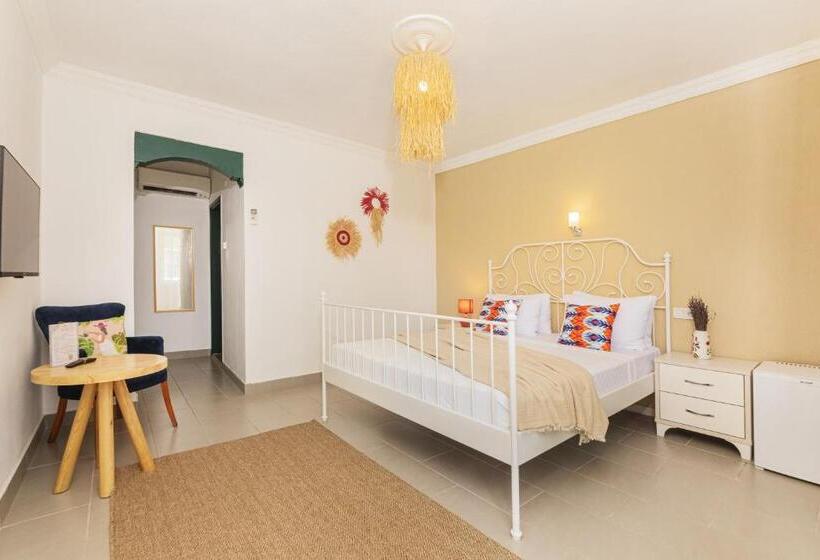 اتاق استاندارد با چشم‌انداز باغ, Ki̇raz Beach Otel