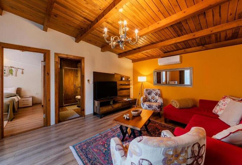 سوییت جونیور, Ki̇raz Beach Otel