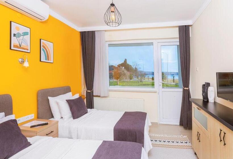 اتاق اساندارد با چشم‌انداز جانبی به دریا, Ki̇raz Beach Otel