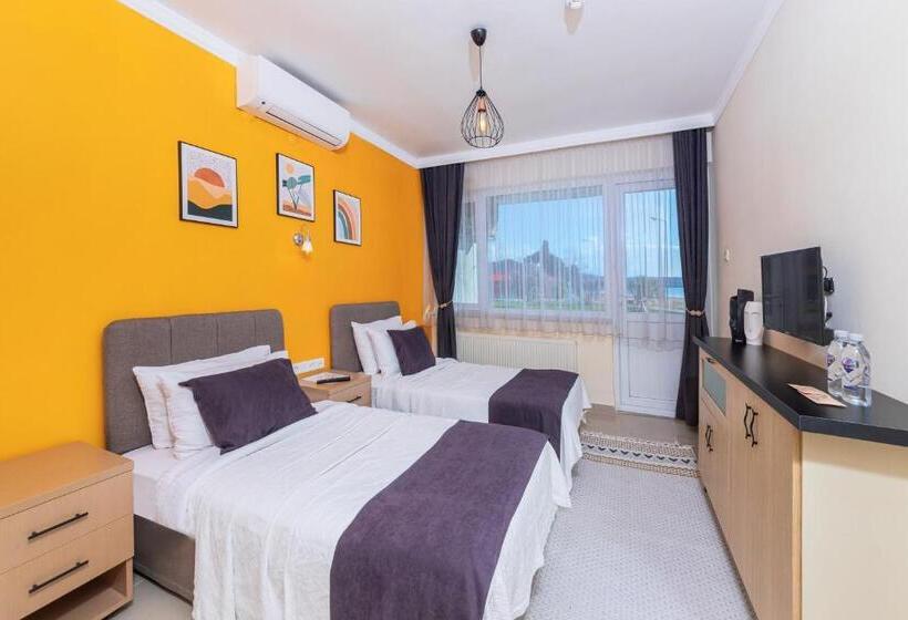 اتاق اساندارد با چشم‌انداز جانبی به دریا, Ki̇raz Beach Otel