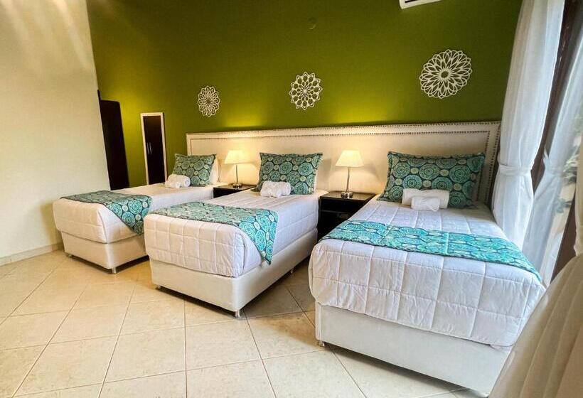 اتاق استاندارد سه تخته با بالکن, Mburucuyá Hotel Boutique