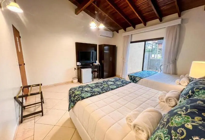 اتاق استاندارد چهارنفره با بالکن, Mburucuyá Hotel Boutique