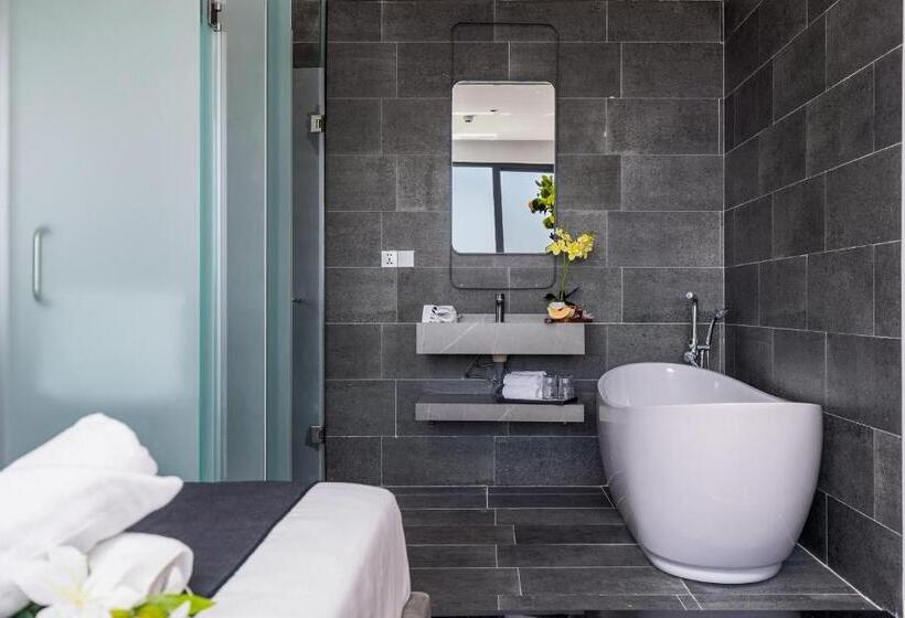 اتاق لوکس با بالکن و چشمانداز دریا, J Bay Beachfront Boutique