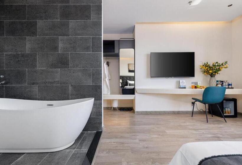 اتاق لوکس با بالکن و چشمانداز دریا, J Bay Beachfront Boutique