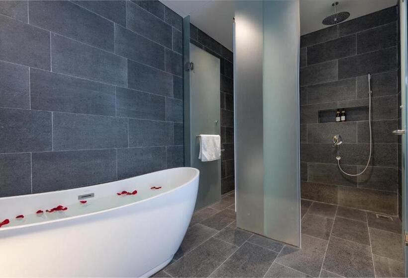 سوییت خانوادگی, J Bay Beachfront Boutique